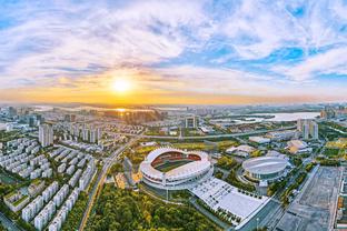 氛围不错！火花赛前围成一圈 李月汝站在圈中即兴舞蹈逗乐队友